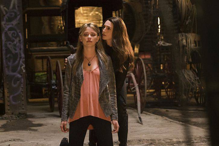 The Originals -- "Ashes to Ashes" Image Number: OG222b_0434.jpg -- Pictured (L-R): Claudia Black as Dahlia and Riley Voelkel as Freya -- Photo Credit: Annette Brown/The CW -- ÃÂ© 2015 The CW Network.  All Rights Reserved.