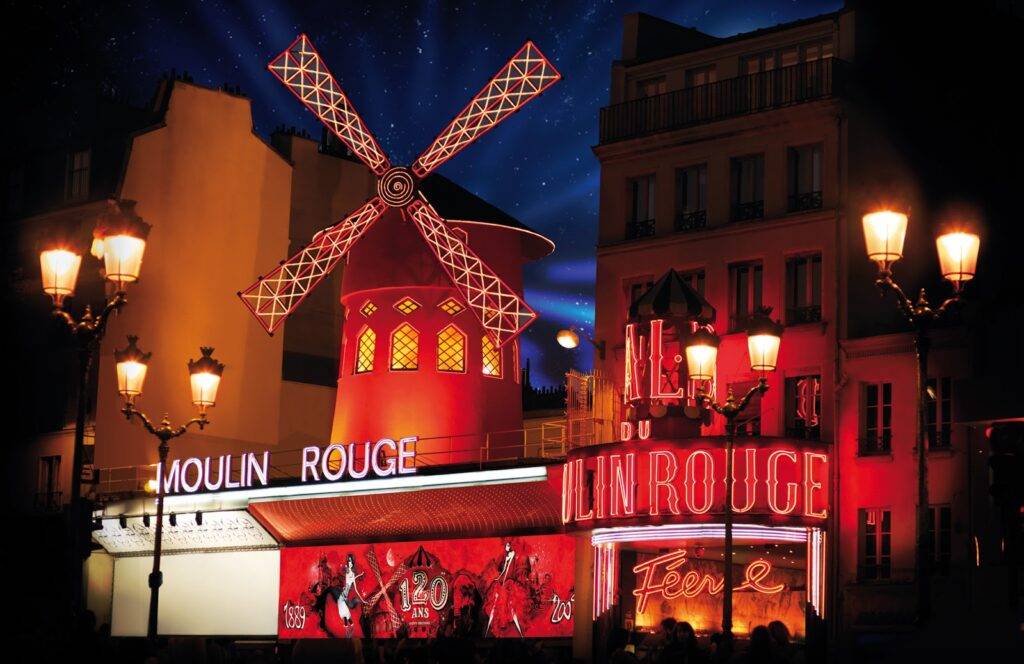 O cabaré mais famoso de Paris serviu de locação para o filme musical "Moulin Rouge", lançado em 2001.